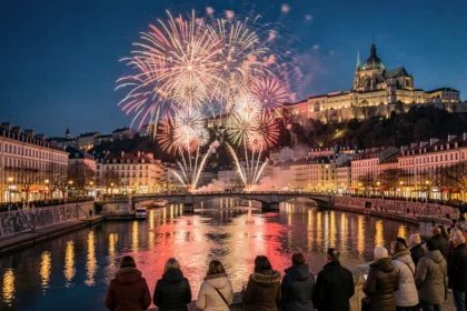 Feu d'artifice du Nouvel An 2026 au-dessus de la Saône à Lyon avec la basilique de Fourvière en arrière-plan